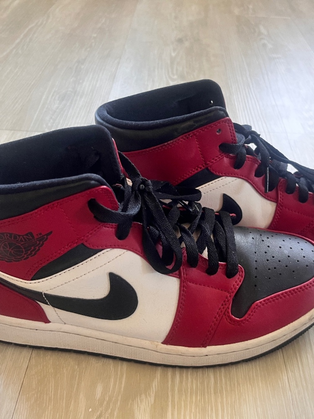 Nike Air Jordan 1 Mid in "Chicago Black Toe" size 9.5